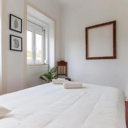 Portucale ! Stylish Campo Ourique Apartment Lisbon