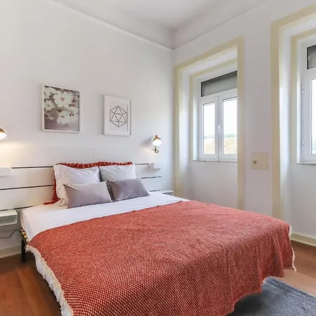 Portucale ! Stylish Campo Ourique Apartment Lisbon